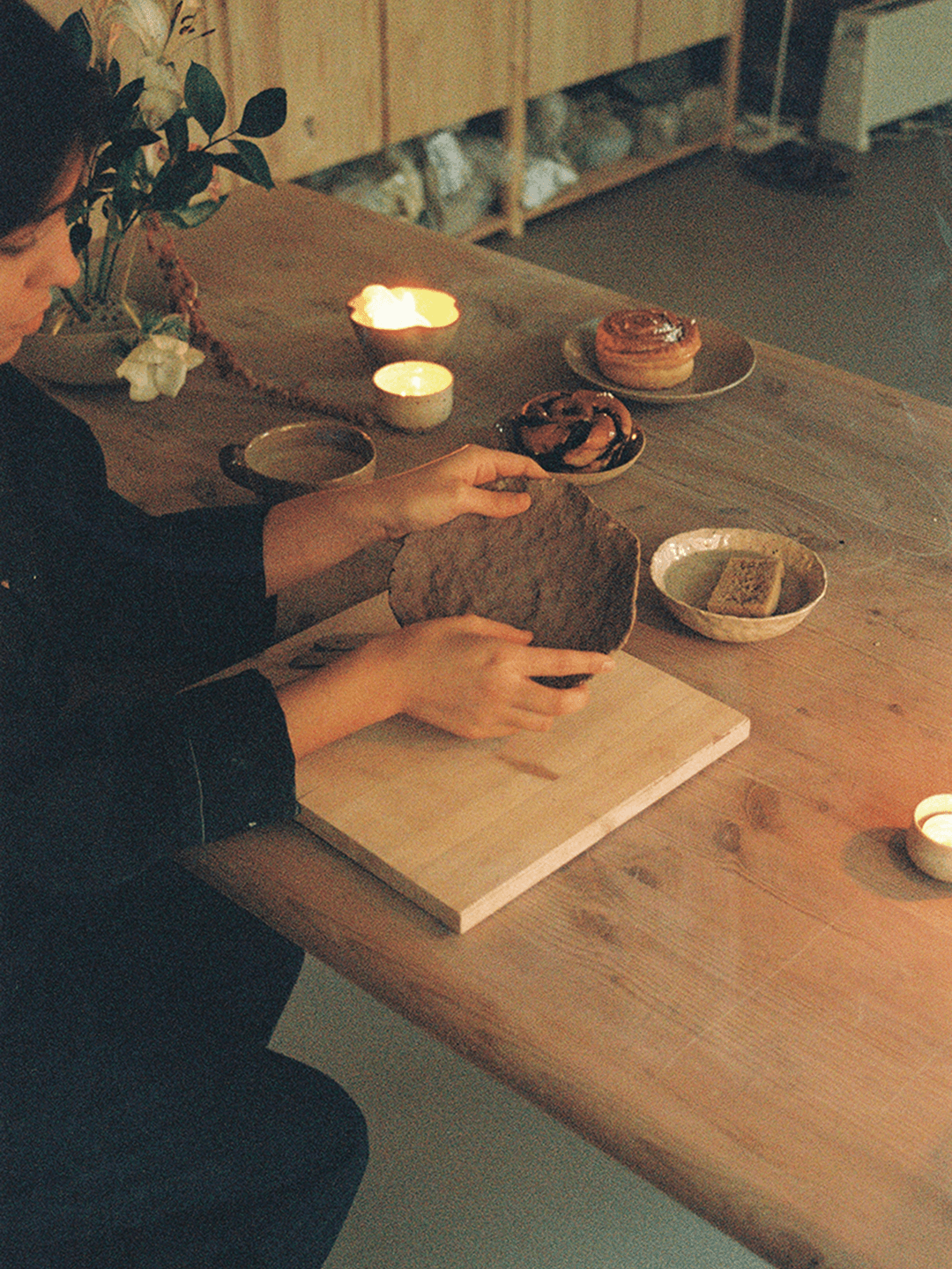 Person som sitter med en keramikk gjenstad