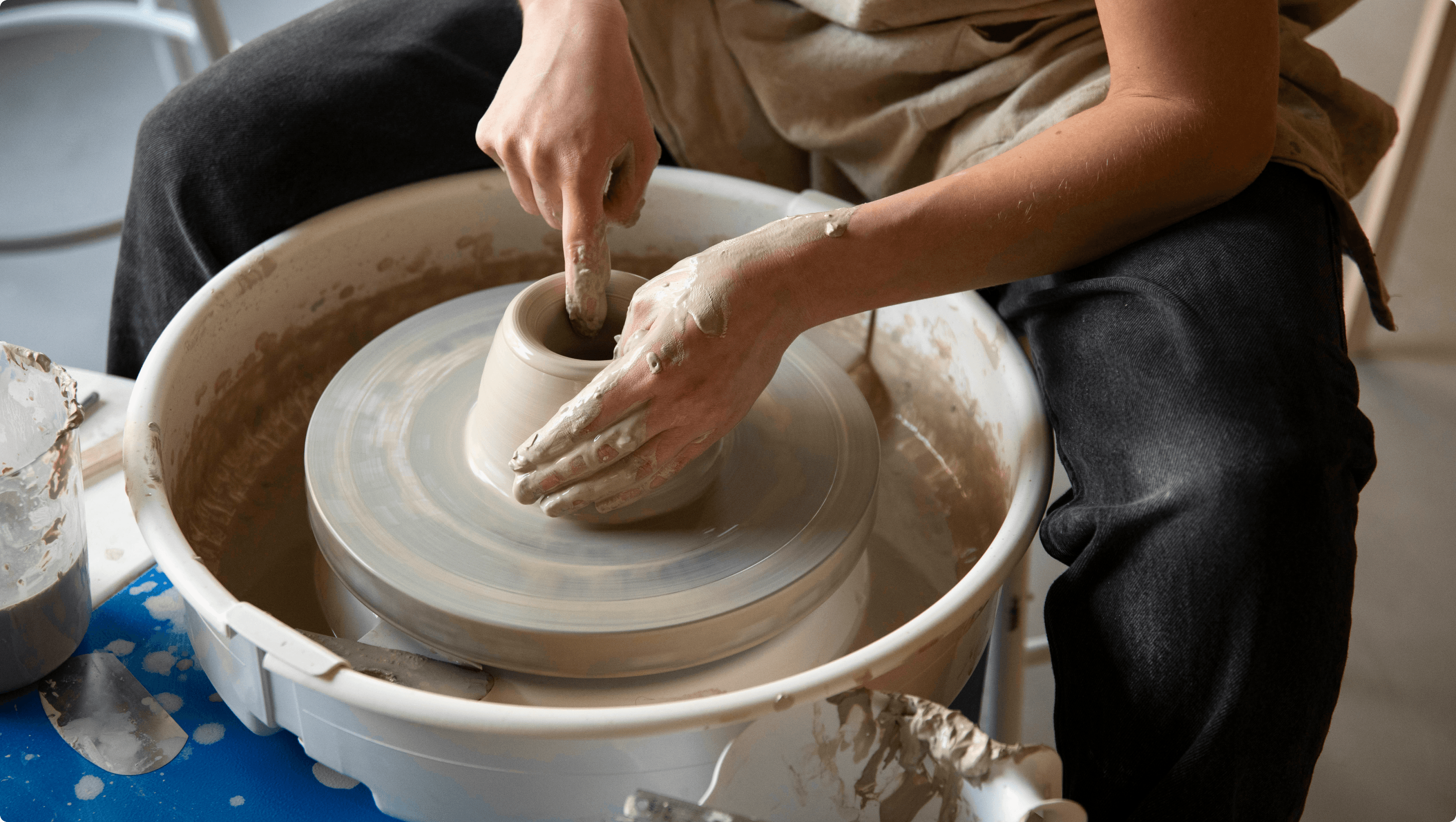 Person som sitter ved et dreiehjul hos Snurr Oslo